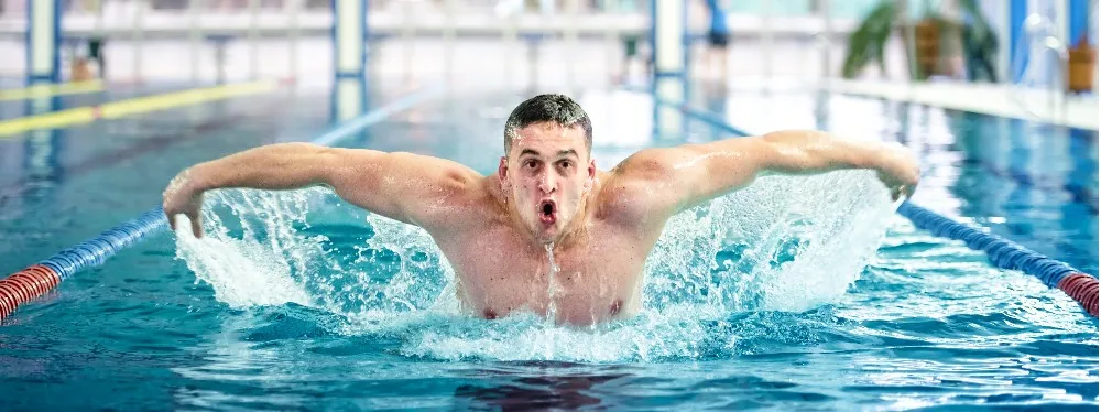 Schwimmer beim Brustschwimmen in einem Hallenbad