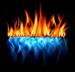 Blaue und orangefarbene Gasflammen vor schwarzem Hintergrund