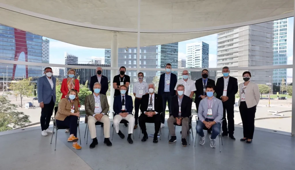 Gruppe von Menschen auf einer Terrasse vor einer Stadtkulisse