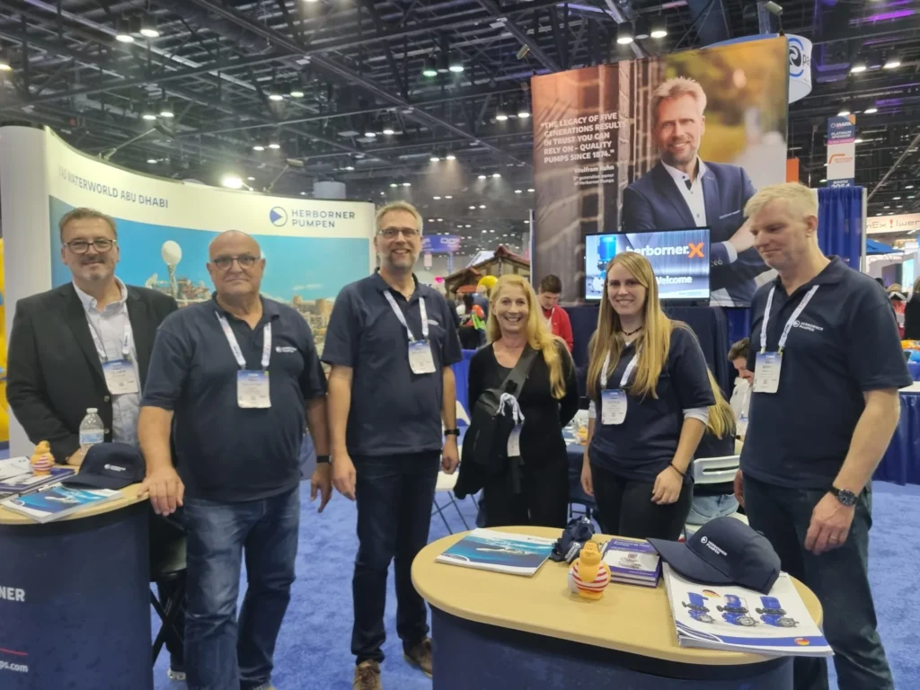 Gruppe von Mitarbeitenden an einem Messestand