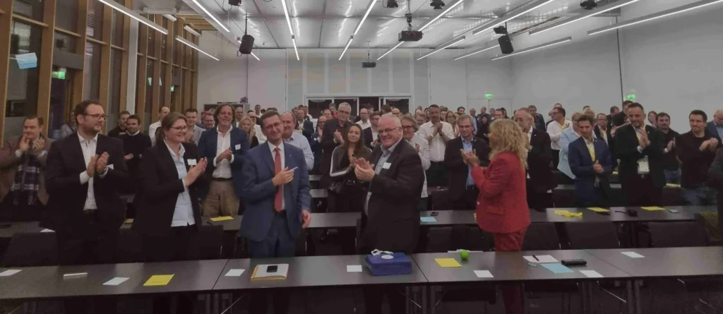 Teilnehmende einer Mitgliederversammlung im Konferenzsaal