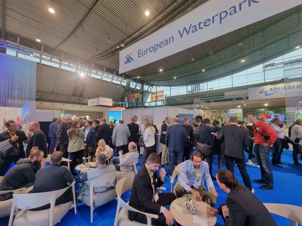 Besucher an einem Messestand der European Waterpark Association