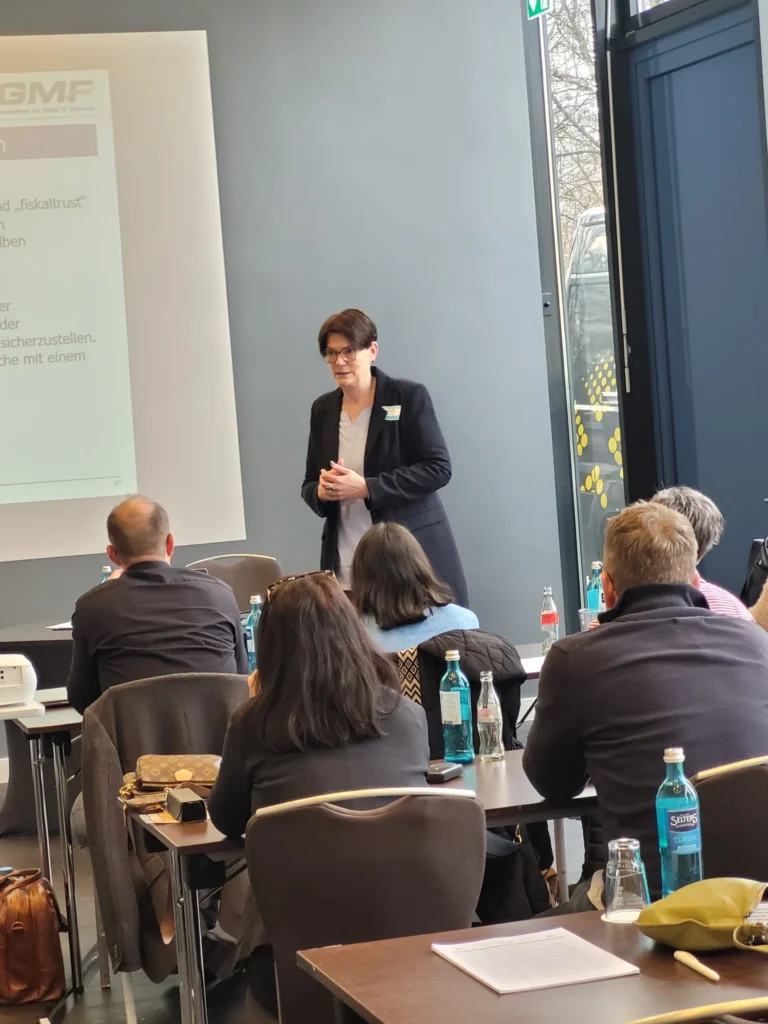 Referentin spricht vor Teilnehmenden einer Schulung