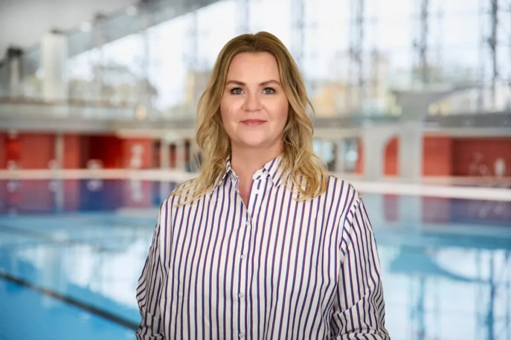 Porträt einer Frau vor einem Schwimmbecken