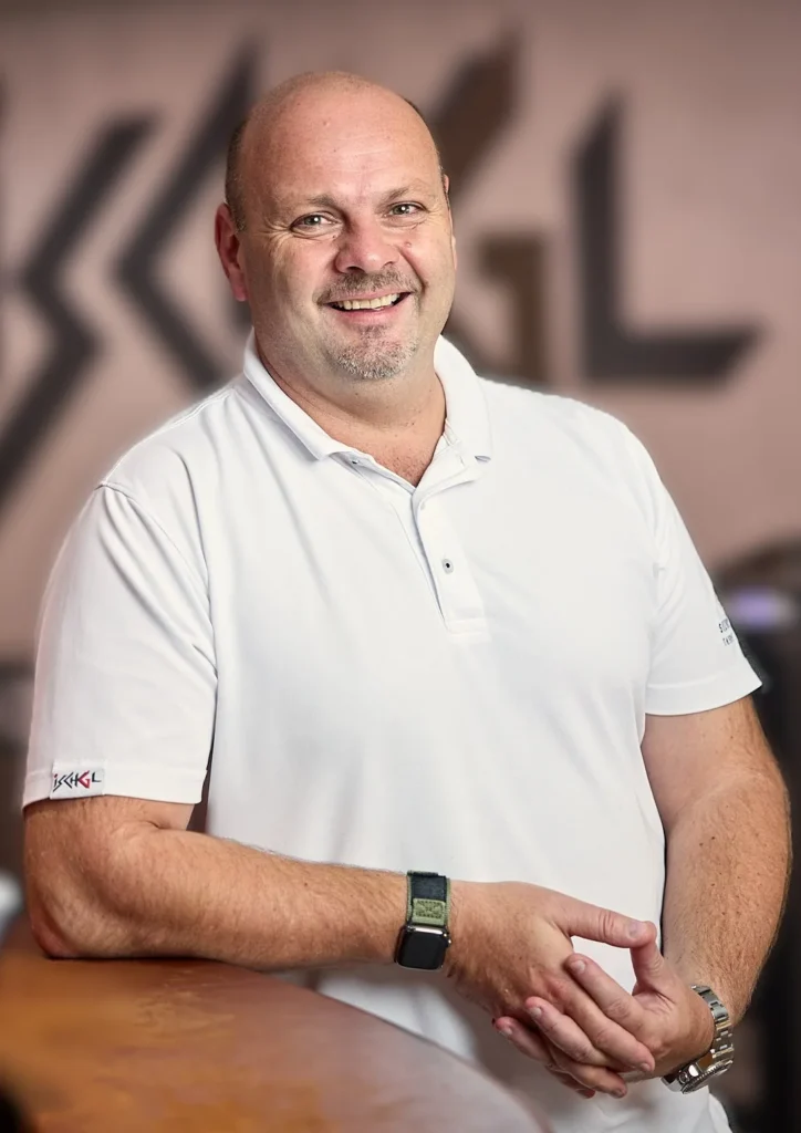 Porträt eines Mannes in weißem Poloshirt