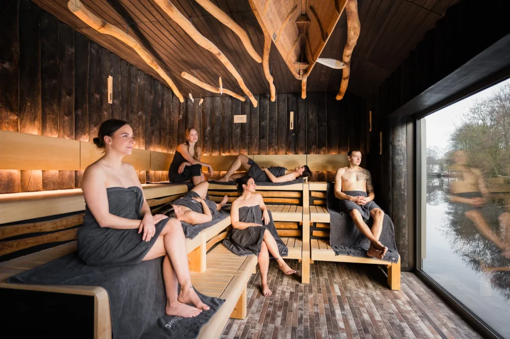 Mehrere Frauen entspannen in einer modernen Sauna
