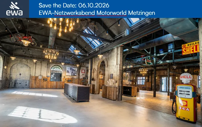 Industriehalle der Motorworld mit EWA-Veranstaltungsbanner