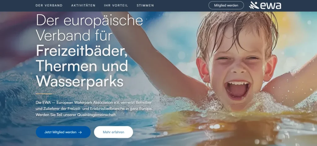 EWA-Banner mit lachendem Kind im Schwimmbad